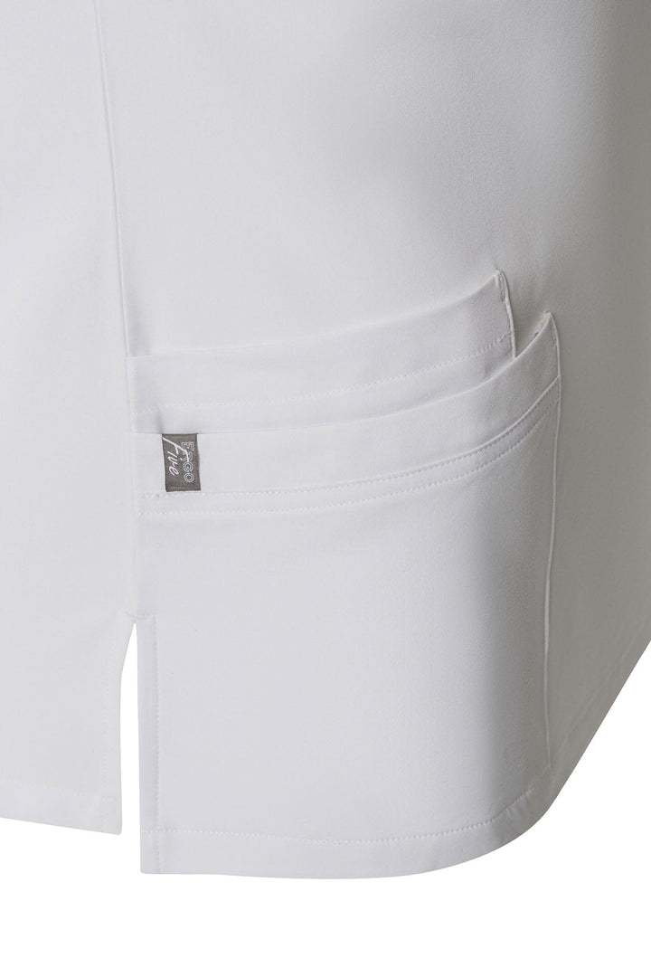 Side patch pockets are provided for storing all the necessary small things.