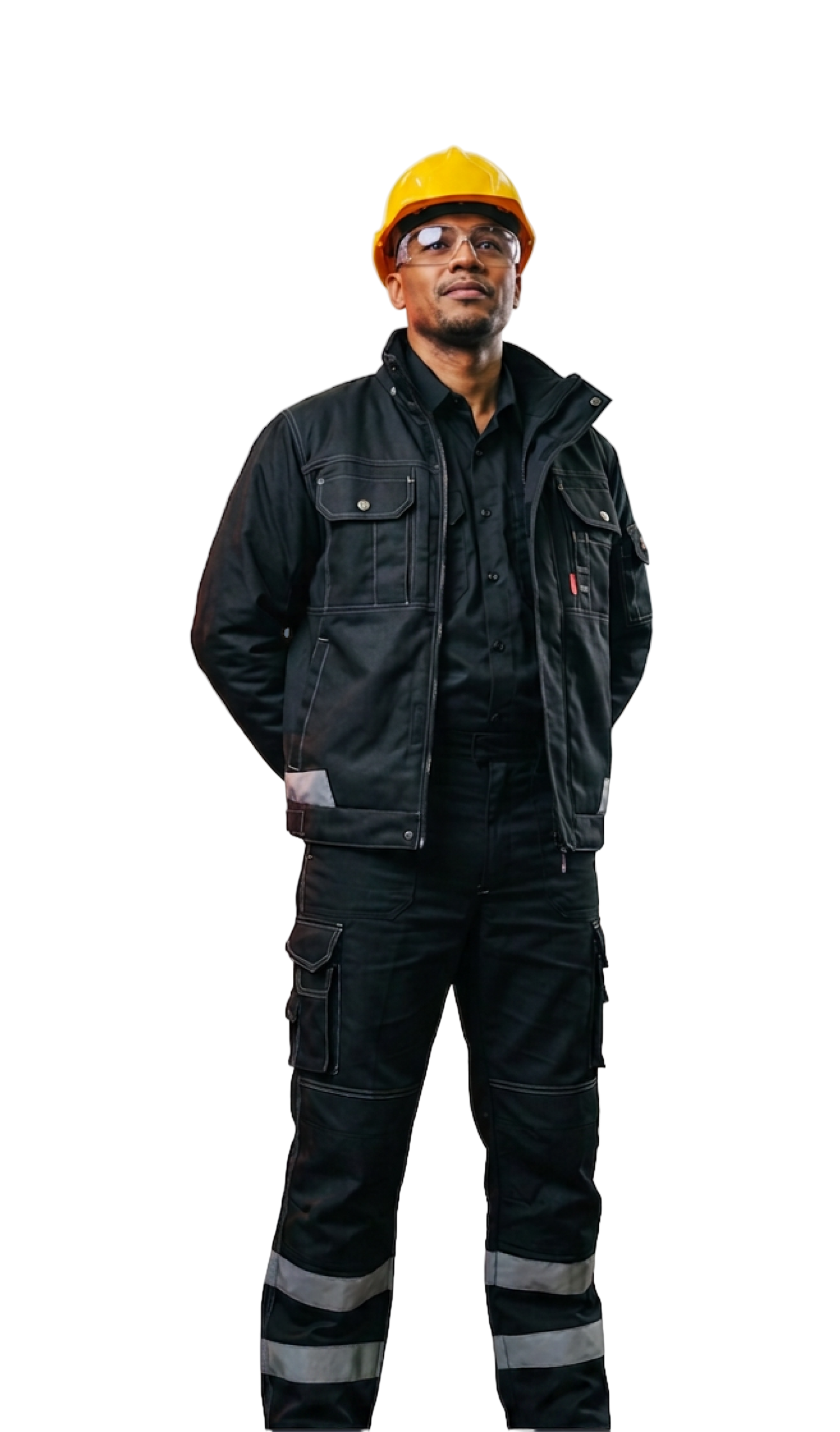 Trabajador de la construcción con ropa YURINOX negra y casco amarillo